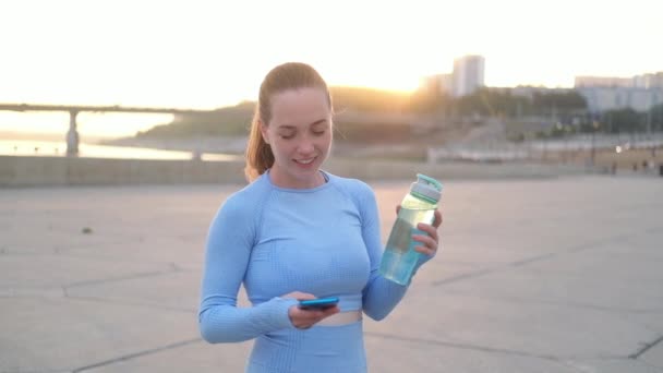 Boldog fiatal fitness nő befejezni futás a városban — Stock videók