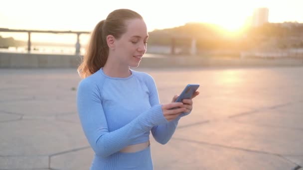 Feliz joven fitness mujer terminar corriendo en la ciudad — Vídeos de Stock