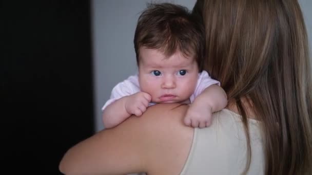 Anya szoptató kislány. Boldog család. — Stock videók