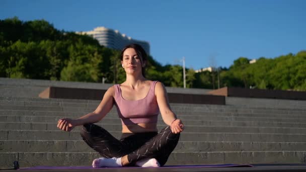 Young fitness woman make yoga outdoor workout — Stock Video