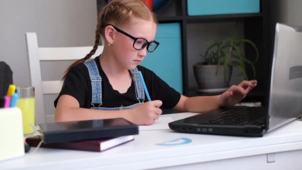 Caucasien rousse fille dans les lunettes à l'aide d'ordinateur portable étudier à la maison — Video