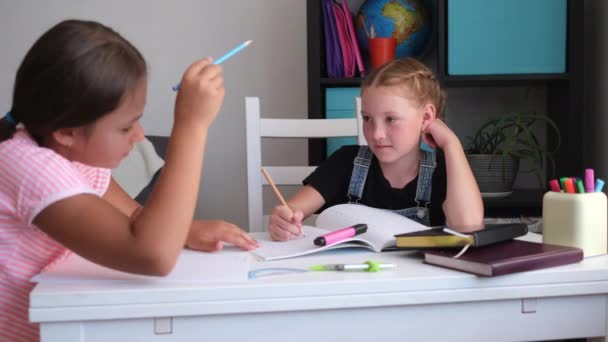 Dvě bělošky s brýlemi doma studují, dělají si domácí úkoly — Stock video