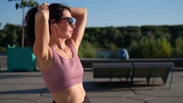 Ung fitness kvinna avsluta springa, lyssna musik — Stockvideo