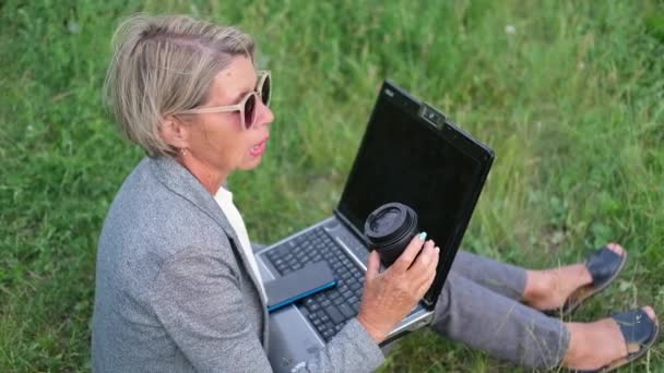 Senior business woman work on laptop, while dink coffee — Stock Video