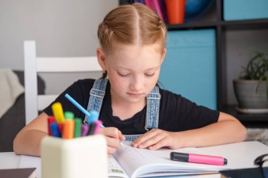  Beyaz saçlı tatlı kız evde ders çalışıyor.