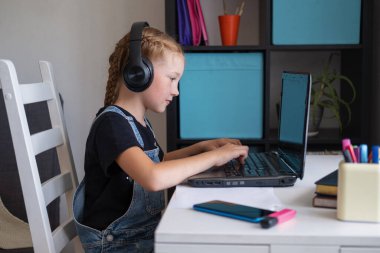  Evde ders çalışan beyaz saçlı tatlı bir kız.