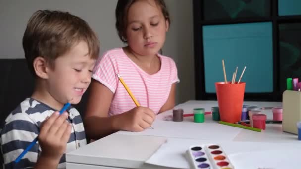 4k. malý roztomilý kavkazský dívka a chlapec kreslení společně doma — Stock video