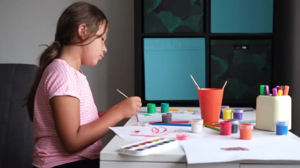 4 bin. Küçük şirin beyaz kız evde resim çiziyor. — Stok video