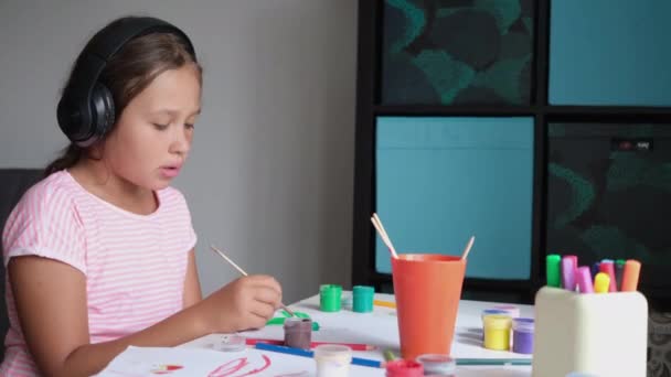4k. маленькая милая кавказская девочка рисует дома — стоковое видео