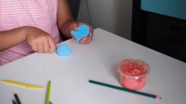 4 bin. Küçük kızların elleri evde heykel yapıyor.