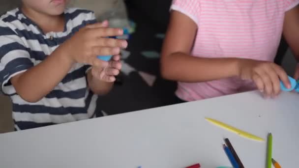 4k. petites filles et garçons mains sculpter ensemble à la maison — Video