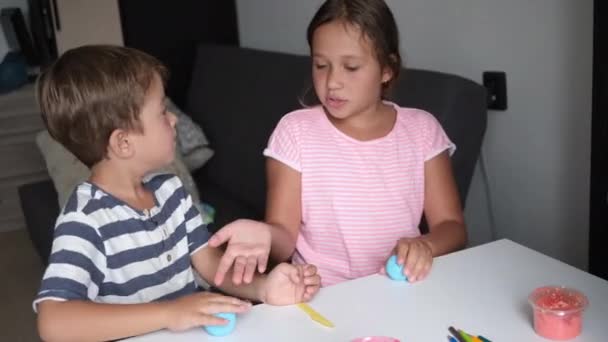 4k. petit mignon caucasien fille et garçon sculpter ensemble à la maison — Video