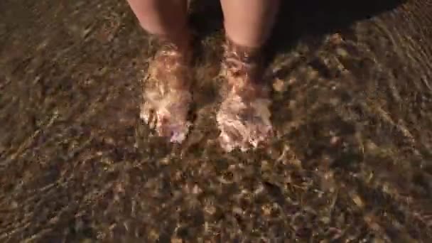 Crianças pernas na água no lago. Textura de água. — Vídeo de Stock