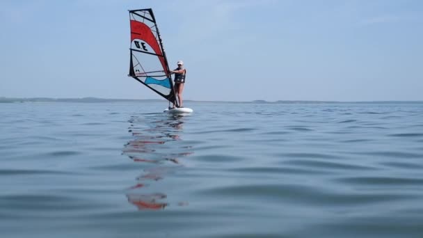Ufa, Rusia, 13 de agosto de 2021, paseo activo de una mujer mayor en windsurf — Vídeo de stock