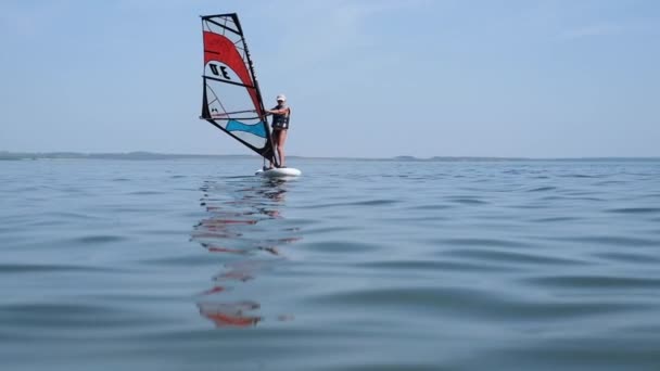 Ufa, Russland, 13. August 2021, aktive Seniorin beim Windsurfen — Stockvideo