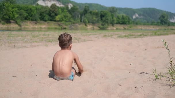 罕见的小高加索男孩在沙滩上玩耍的景象 — 图库视频影像