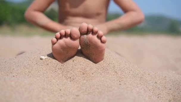 Pieds nus de petit caucasien garçon jouer dans sable — Video