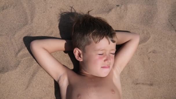 Feliz niño caucásico jugar en la arena — Vídeo de stock