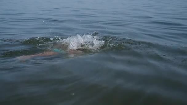 Kleiner kaukasischer Junge schwimmt unter Wasser. — Stockvideo