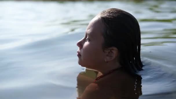 Poco feliz caucásico chica nadar en el agua. — Vídeos de Stock