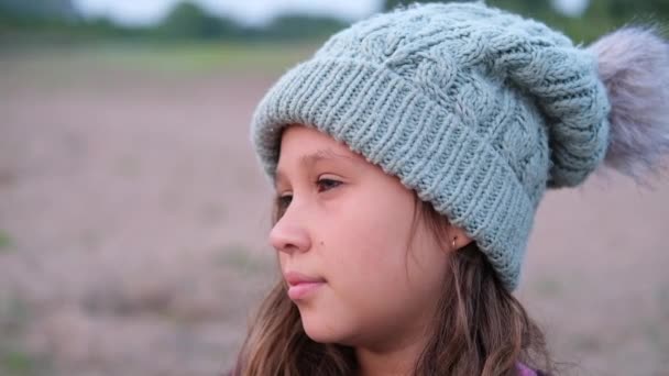 Glad flicka i höst park hatt och varm tröja — Stockvideo