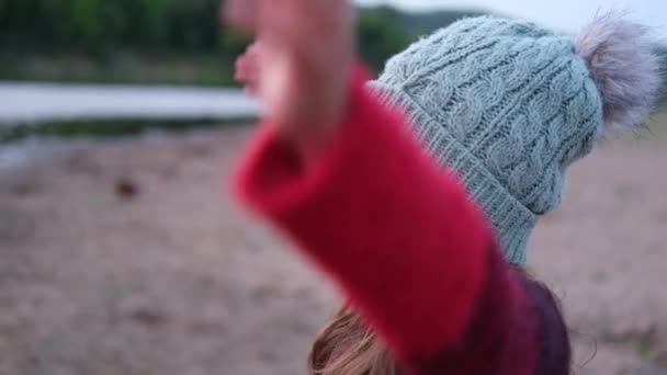 Счастливая девушка в осенней парковой шляпе и теплом свитере — стоковое видео
