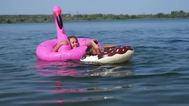 Alegre feliz chico y chica jugar y salpicado juntos en el agua — Vídeos de Stock