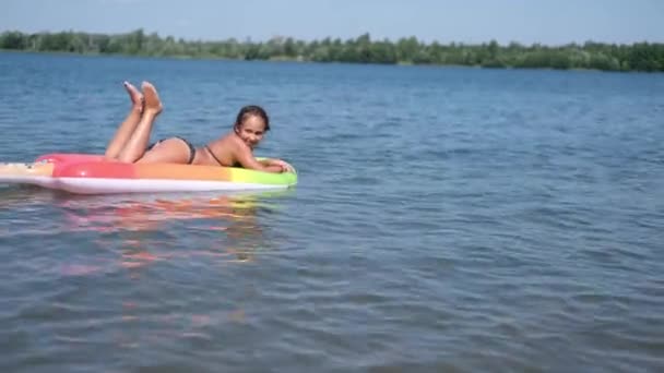 Alegre feliz chica jugar y salpicado en el agua — Vídeo de stock