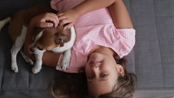 4k. kleine süße kaukasische Mädchen spielen und streicheln den Hund — Stockvideo