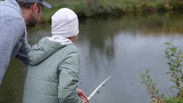 호수에 아버지와 함께 있는 어린 소녀 고기 — 비디오