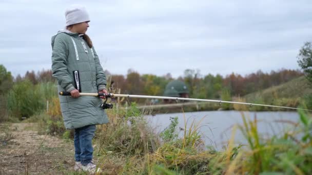 Petite fille poisson dans le lac. automne — Video