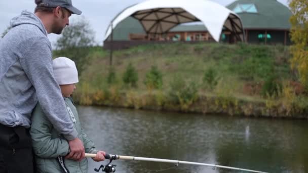 Kleines Mädchen fischt mit Vater im See — Stockvideo