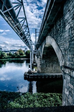 Fransız köprüsü suya yansıyor