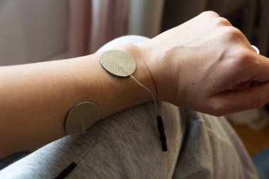 Acı tedavisinde kullanılan birim sarı arkaplanlı.