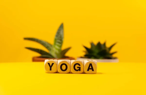 Palabra Yoga Escrita Con Reales Dados Madera Frente Fondo Natural — Foto de Stock