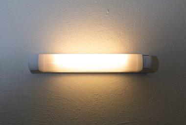 Eski bir mutfakta beyaz bir duvarda eski bir tüp