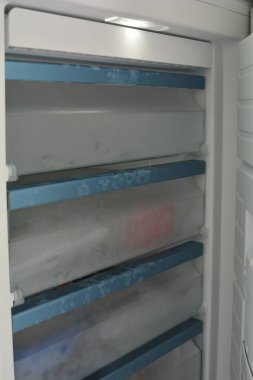 Dondurucunun kapısı donmuş çekmecelerle açık.