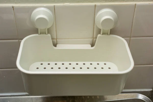 Bílý Umělohmotný Pořadač Koupelen Který Drží Dva Přísavky Stěně — Stock fotografie