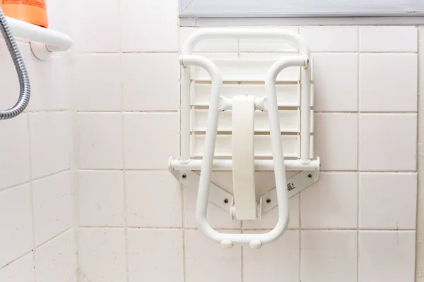 Ein Weißer Klappstuhl Für Behinderte Der Dusche — Stockfoto