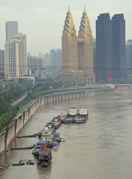 Torres de oro y otros rascacielos en la ciudad de Chongqing —  Fotos de Stock