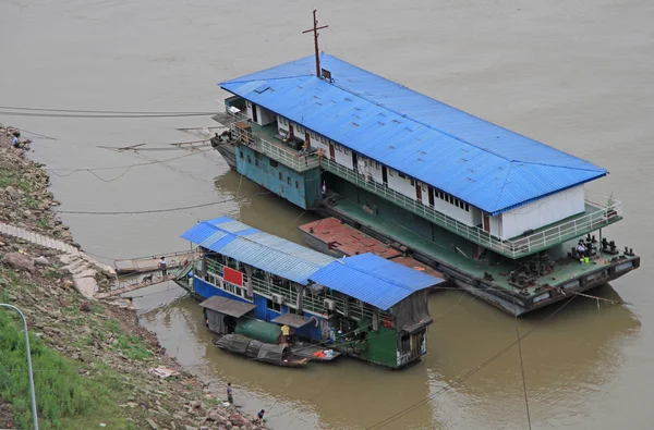 Корабль на реке Янцзы в Чунцине — стоковое фото