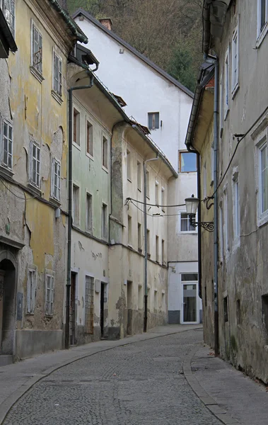 Úzká ulice se silným sklonem v Lublani — Stock fotografie