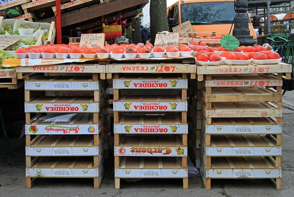 Stand with persimmon on the street market in Ljubljana, Slovenia — Stock Photo, Image