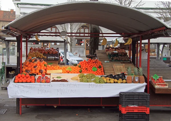 Mostrador con frutas en el mercado callejero en Liubliana, Eslovenia — Foto de Stock