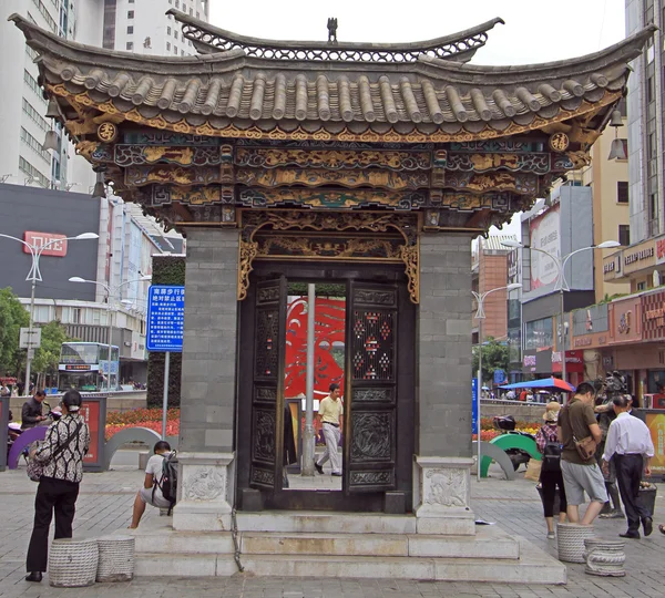 Hito en la forma de puerta en la plaza central, Kunming — Foto de Stock