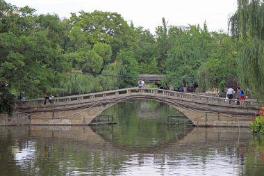insanlar tarafından yaya köprüsü Kunming park Çin içinde yürüyor