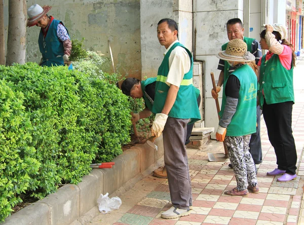 Street workers are doing some work outdoor in Kunming, China — Stock Photo, Image