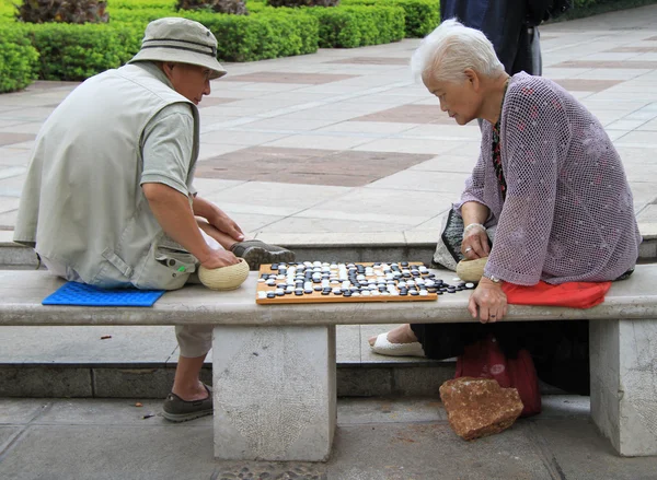 Mann und Frau spielen Go im Park von Kunming, China — Stockfoto