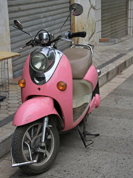 Moto rosa na rua em Kunming, China — Fotografia de Stock