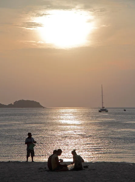 Menschen entspannen sich am Strand von Patong, Thailand — Stockfoto